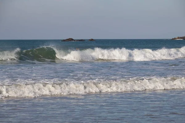 Dalgalar sahile çarpıyor.