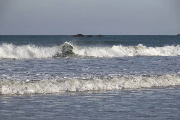 Vågor Kraschar Stranden — Stockfoto