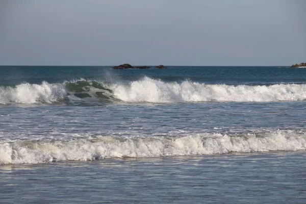 Fale Rozbijające Się Plaży — Zdjęcie stockowe