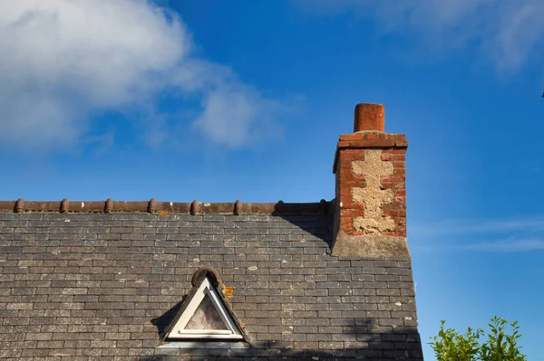 Penceresi olan eski bir ev