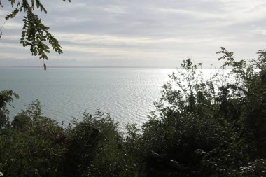 Denizin üzerinde gün batımı