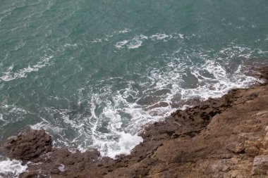 Dalgalar kayalarda kırılıyor