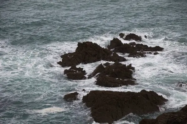 Dalgalar kayalarda kırılıyor