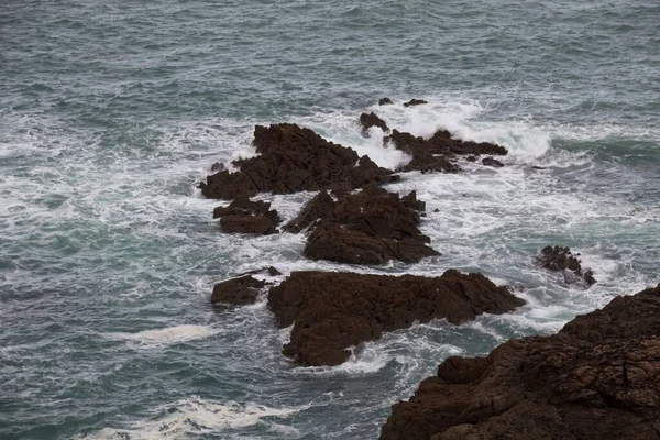 Κύματα Που Σπάνε Στα Βράχια — Φωτογραφία Αρχείου
