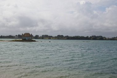 nehir üzerinde Köyü