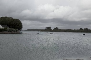 nehir üzerinde Köyü