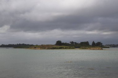 nehir üzerinde Köyü