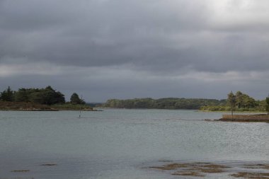 nehir üzerinde Köyü