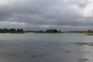 nehir üzerinde Köyü