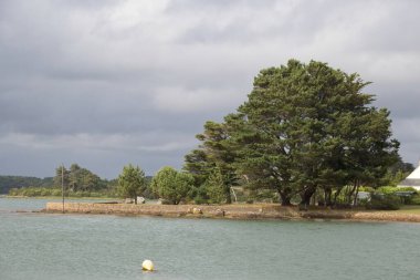 nehir üzerinde Köyü