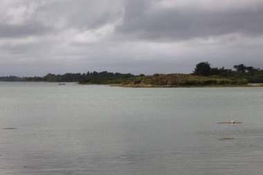 nehir üzerinde Köyü