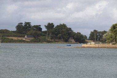 nehir üzerinde Köyü