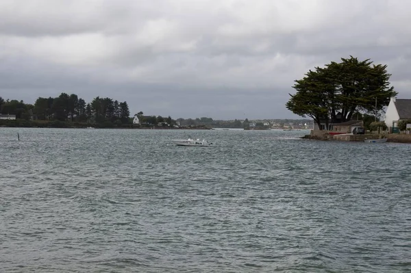 nehir üzerinde Köyü