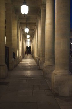 Koridordaki bir kişinin silueti.