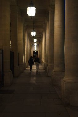 Koridordaki bir kişinin silueti.
