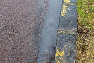 Yere su damlaları düşer.