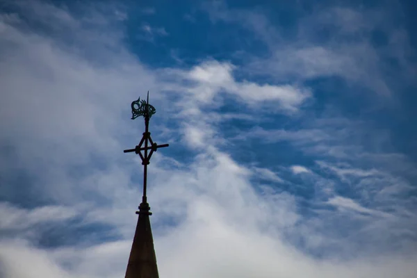 Kreuz Auf Der Spitze Einer Kirche — Stockfoto
