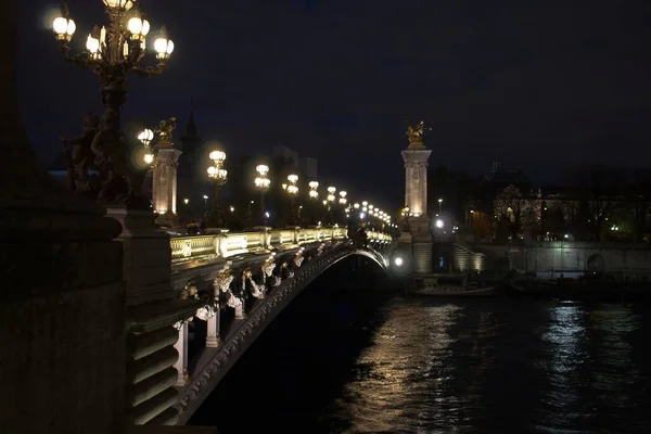 晚上过河的桥 — 图库照片