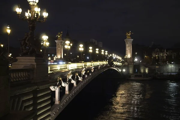 Brücke Über Den Fluss Bei Nacht — Stockfoto