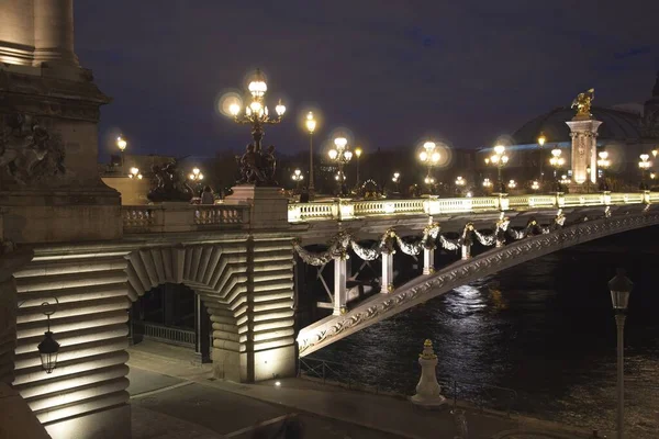 Geceleyin Nehir Üzerinde Köprü — Stok fotoğraf