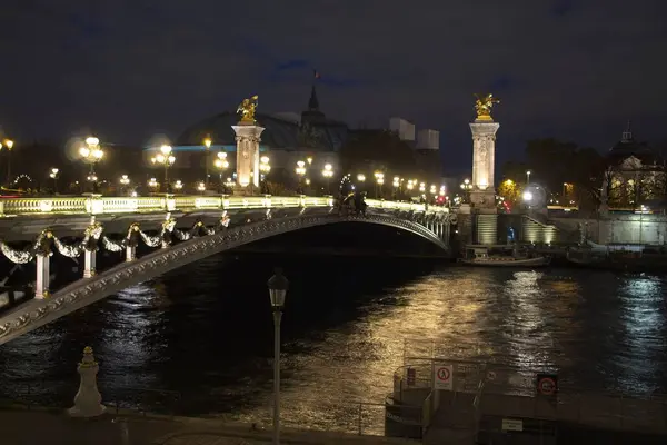 Geceleyin Nehir Üzerinde Köprü — Stok fotoğraf