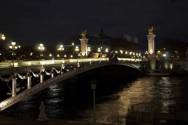 Brücke Über Den Fluss Bei Nacht — Stockfoto