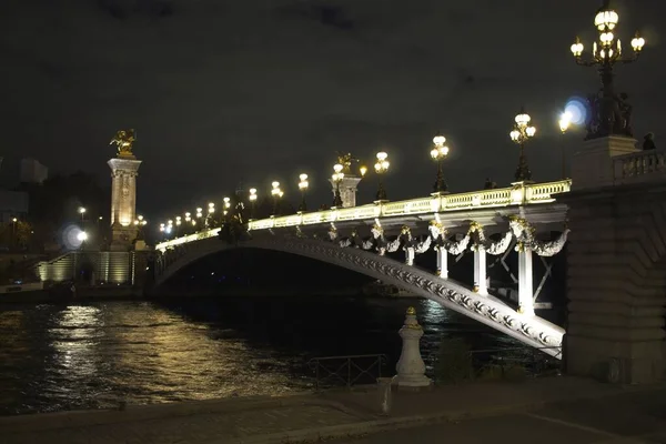 Brücke Über Den Fluss Bei Nacht — Stockfoto