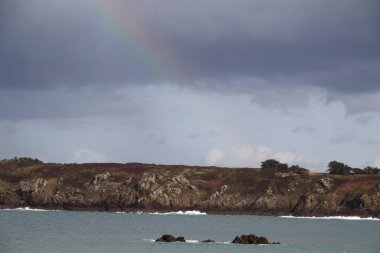 Denizin üzerinde fırtına bulutları