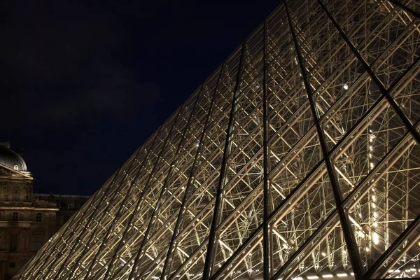 Entrance Louvre Night — стоковое фото