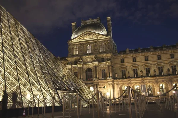 Gece vakti Louvre 'un girişi.