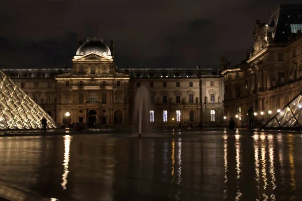 Entrance Louvre Night — стоковое фото
