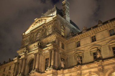 Belediye binasının gece manzarası