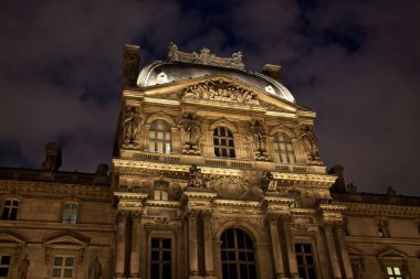 Belediye binasının gece manzarası