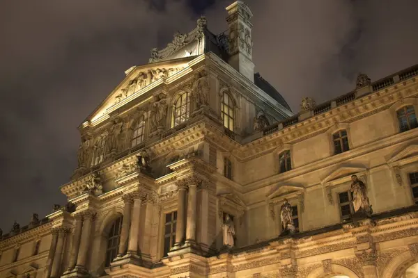 Belediye binasının gece manzarası