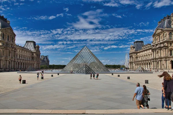 パリのルーブル美術館の眺めは — ストック写真