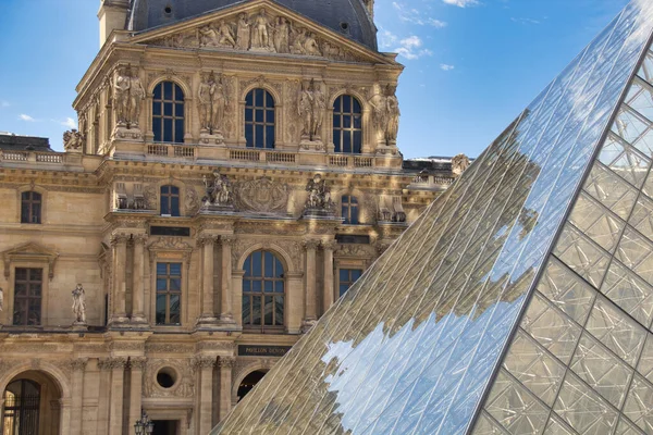 Paris 'teki Louvre manzarası