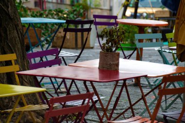 Bir restoranda masa ve sandalyeler.