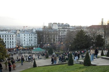 Tepenin tepesinden şehrin manzarası