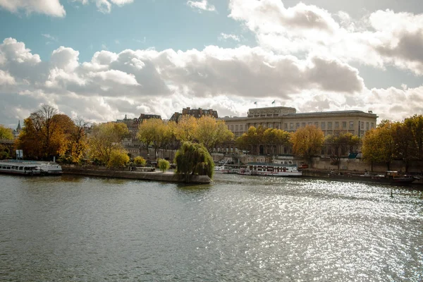 在巴黎塞纳河畔的视图 — 图库照片