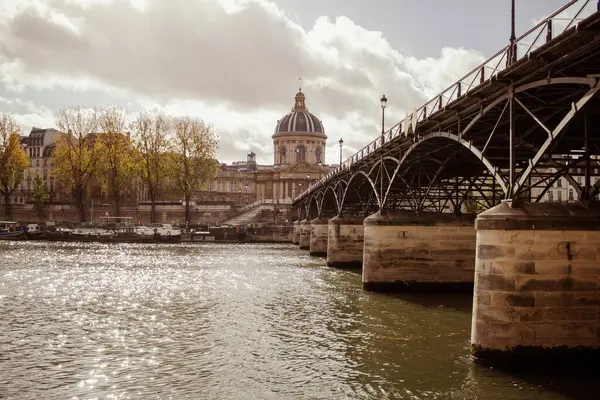 在巴黎塞纳河畔的视图 — 图库照片