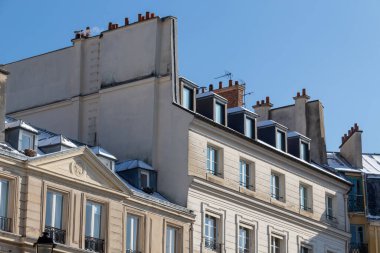 Bir binanın ön cephesi