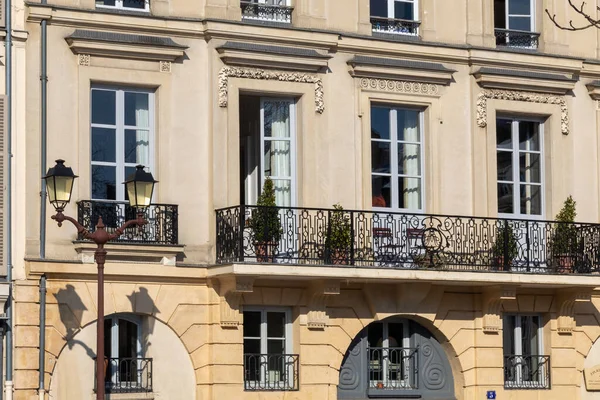 Bir binanın ön cephesi