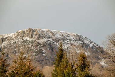 Kışın karla kaplı dağlar