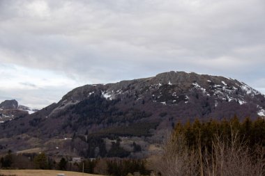 Kışın karla kaplı dağlar