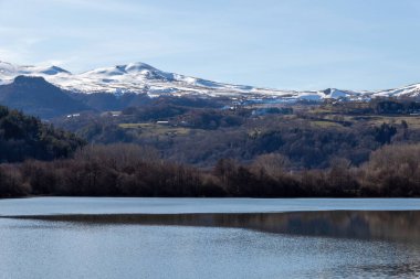 Göl bulutlarda yansıması