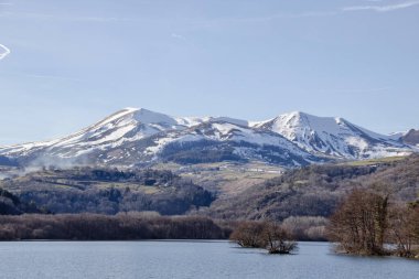 Göl bulutlarda yansıması