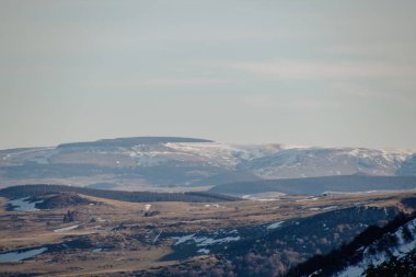 Karla kaplı dağlarla kaplı manzara