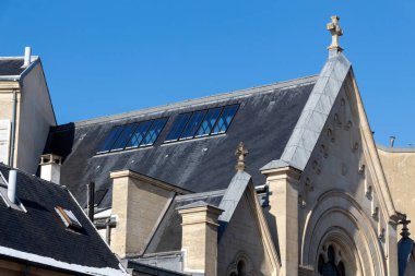 bir binanın çatısında çapraz