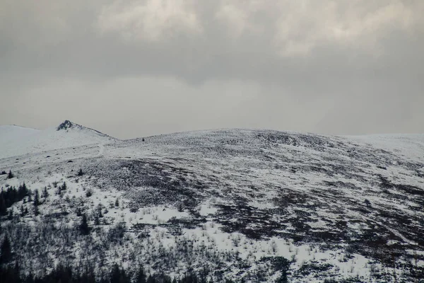 冬天白雪覆盖的高山 — 图库照片