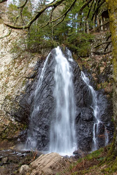 Cachoeira Nas Montanhas — Fotografia de Stock